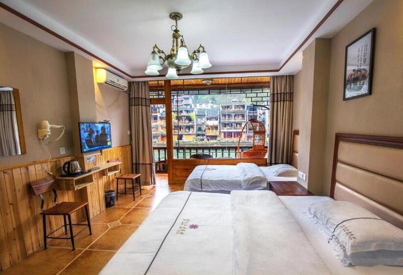 带阳台的三人标准间, Fenghuang Memory Linjiang Inn
