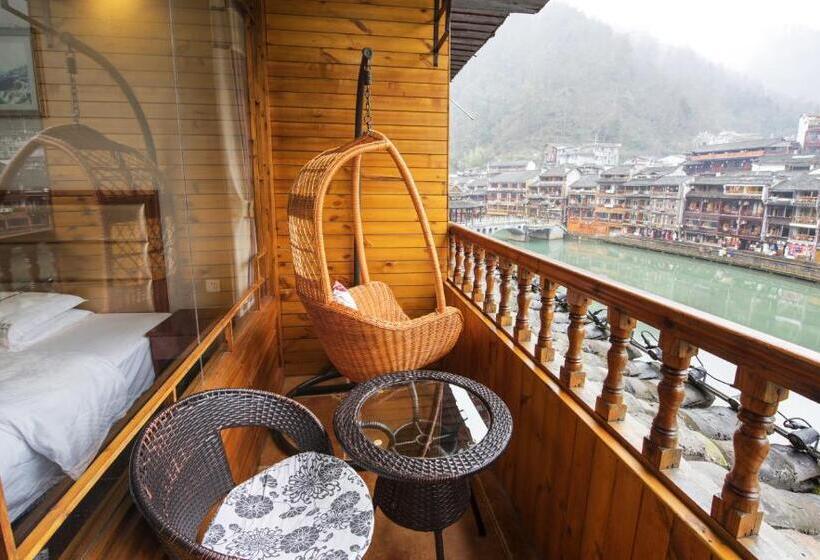 标准间带阳台, Fenghuang Memory Linjiang Inn