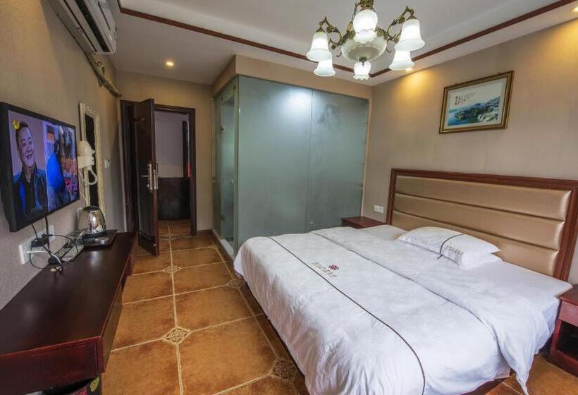 标准间带阳台, Fenghuang Memory Linjiang Inn