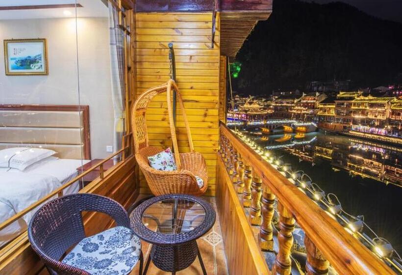 标准间带阳台, Fenghuang Memory Linjiang Inn