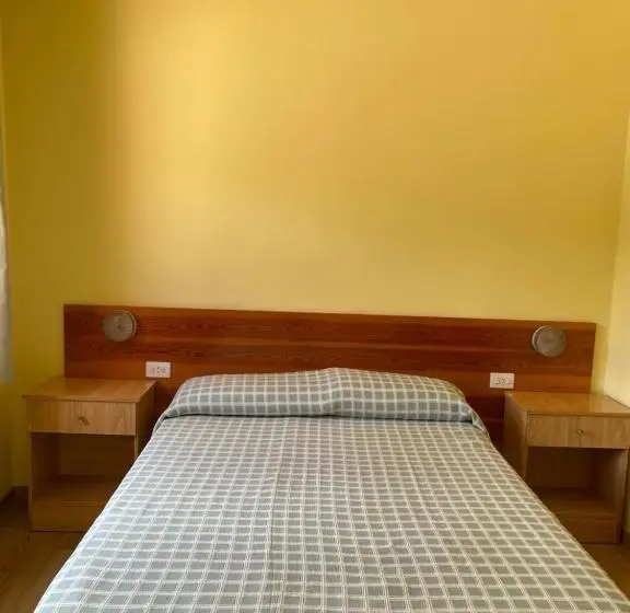 スタンダードトリプルルーム, Hostal Alt Llobregat