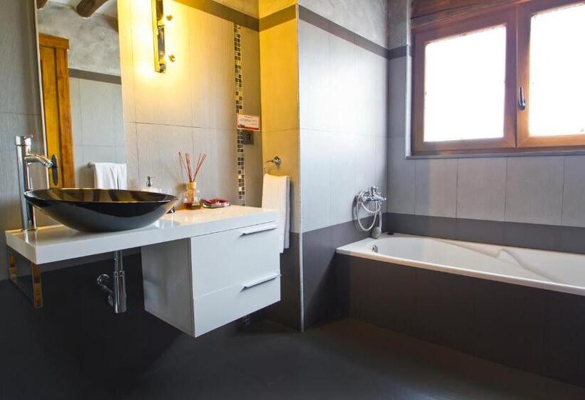 اتاق سوپریور با وان آب گرم, Posada La Fabula