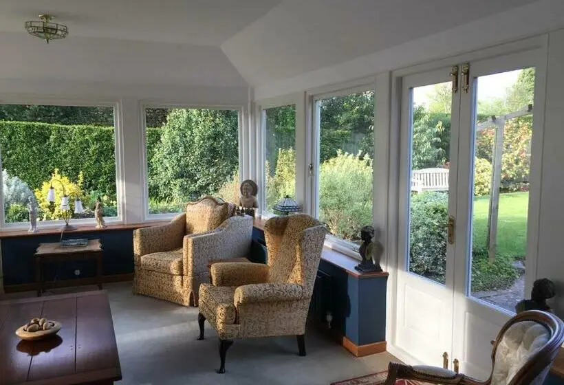 デラックスルーム, West Acre House