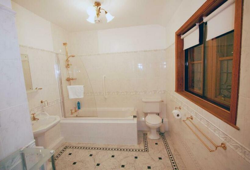 اتاق لوکس, West Acre House