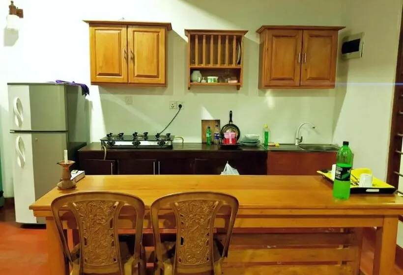 エコノミールーム, Pathum Family Home