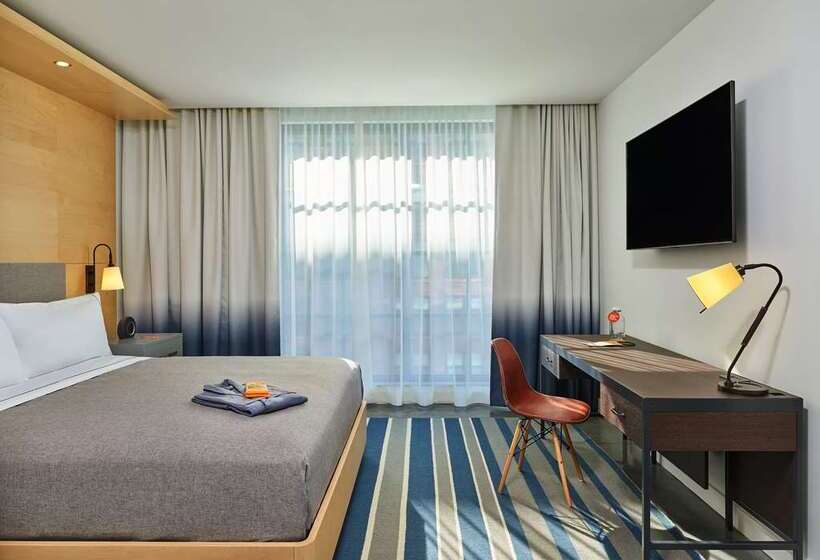 מיטת קינג בסוויטה, Watt Hotel Rahway, Tapestry Collection By Hilton