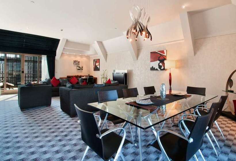 מיטת קינג בסוויטה, Watt Hotel Rahway, Tapestry Collection By Hilton