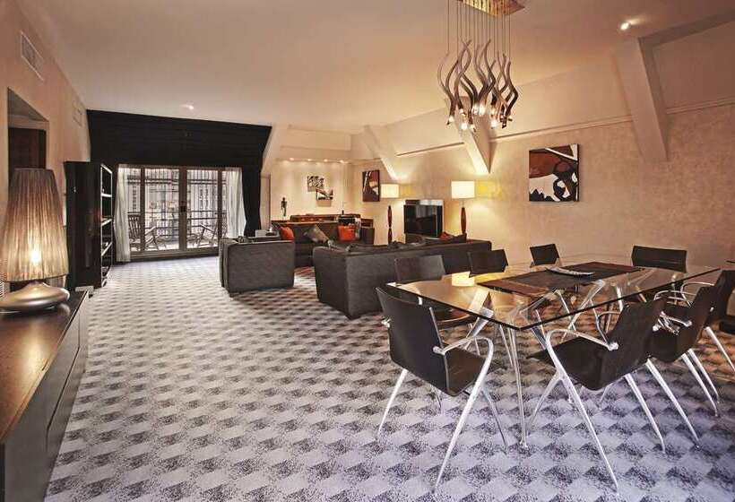 מיטת קינג בסוויטה, Watt Hotel Rahway, Tapestry Collection By Hilton