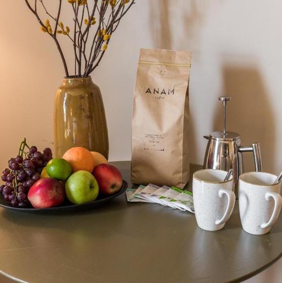 غرفة عائلية, Fiddle + Bow