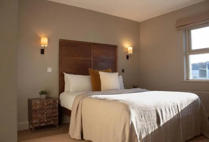 Chambre Deluxe Lit Queen Size, Fiddle + Bow