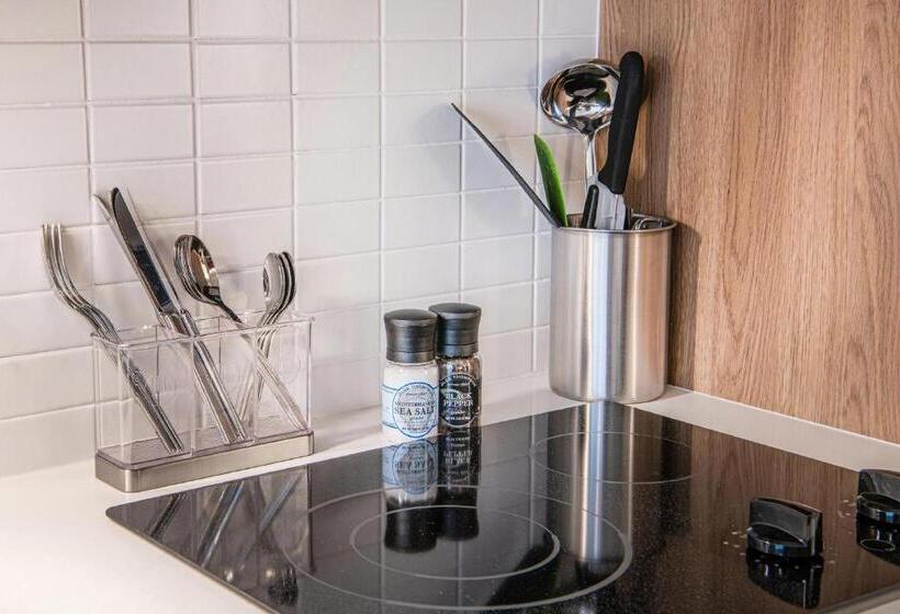 带大床的套房, Element Hampton Peninsula Town Center