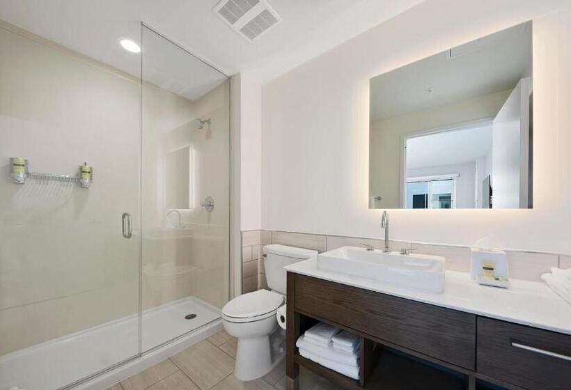 带大床的标准间, Element Hampton Peninsula Town Center