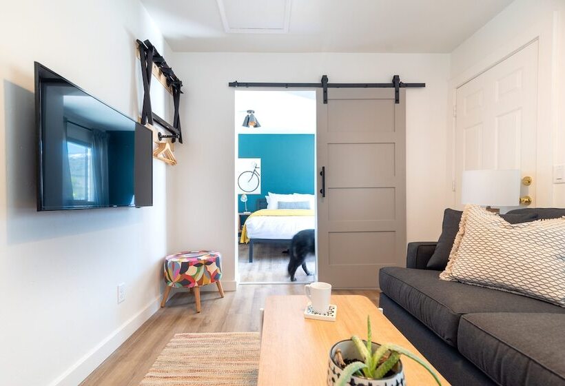 סוויטה דלוקס, Spoke And Vine Motel