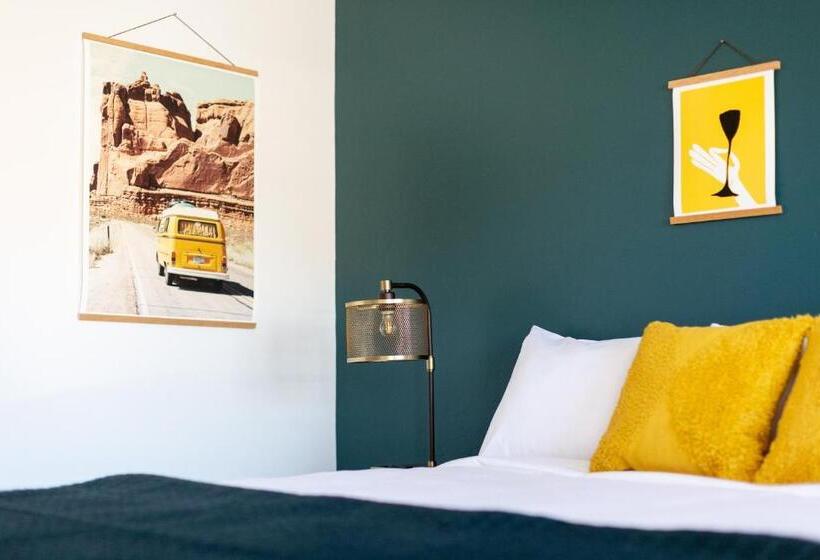 חדר דחוקס עם מיטת קינג, Spoke And Vine Motel