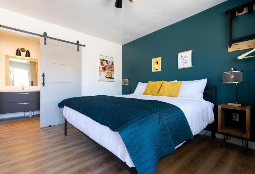 חדר דחוקס עם מיטת קינג, Spoke And Vine Motel