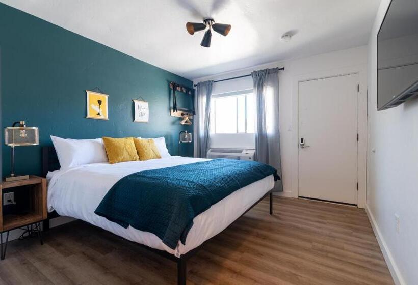 חדר דחוקס עם מיטת קינג, Spoke And Vine Motel