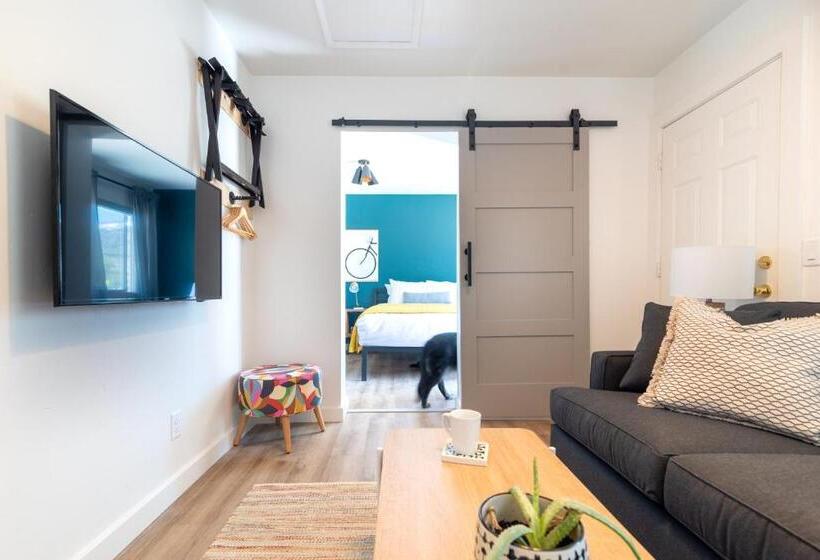 סוויטה דלוקס, Spoke And Vine Motel