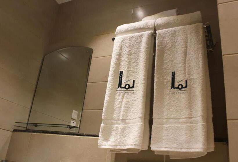 Deluxe Neljän Hengen Huone, Lamar Albait