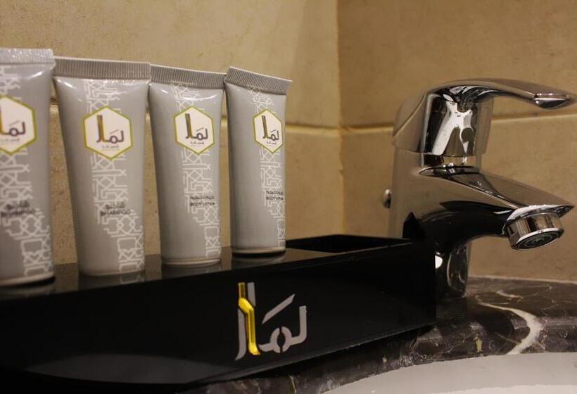 Deluxe Neljän Hengen Huone, Lamar Albait