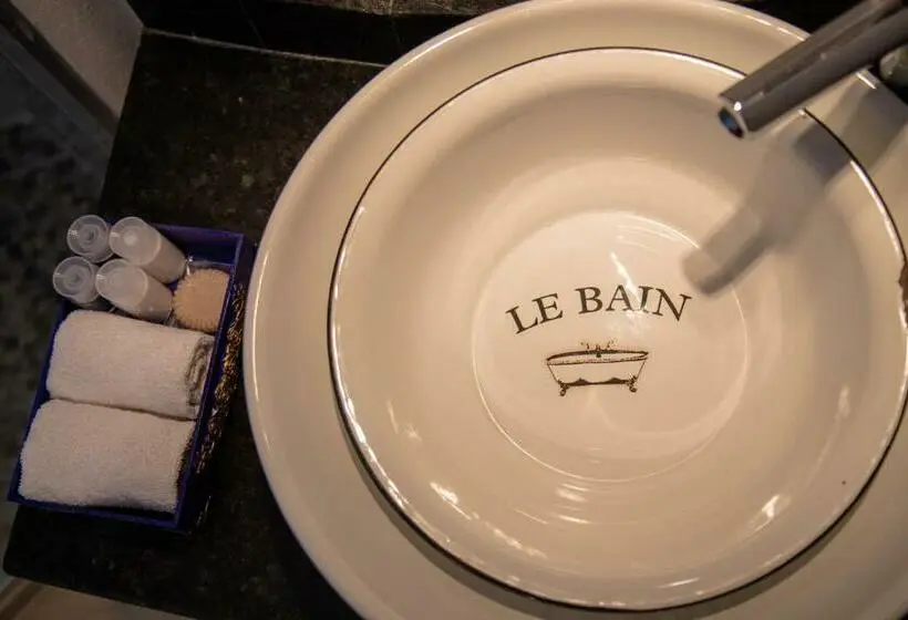 اتاق لوکس با بالکن, El Pan Nuestro
