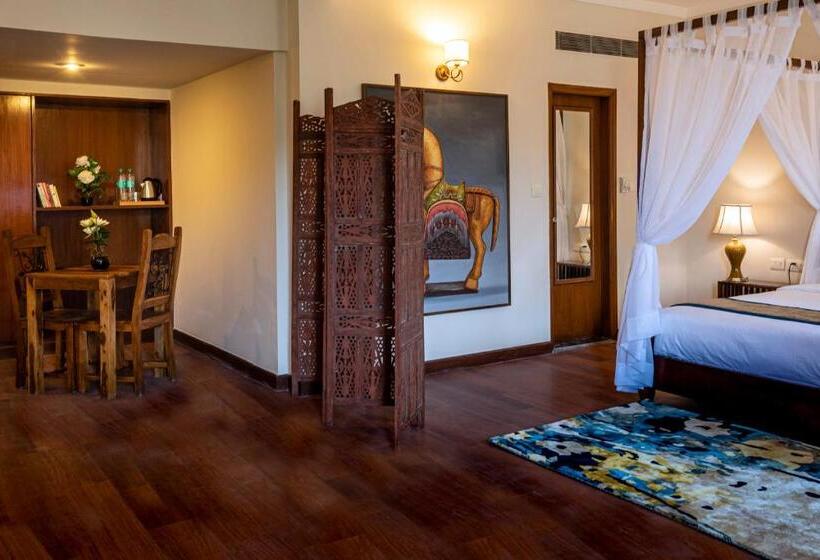 سوئیت لوکس با چشمانداز کوهستان, Larisa Shimla