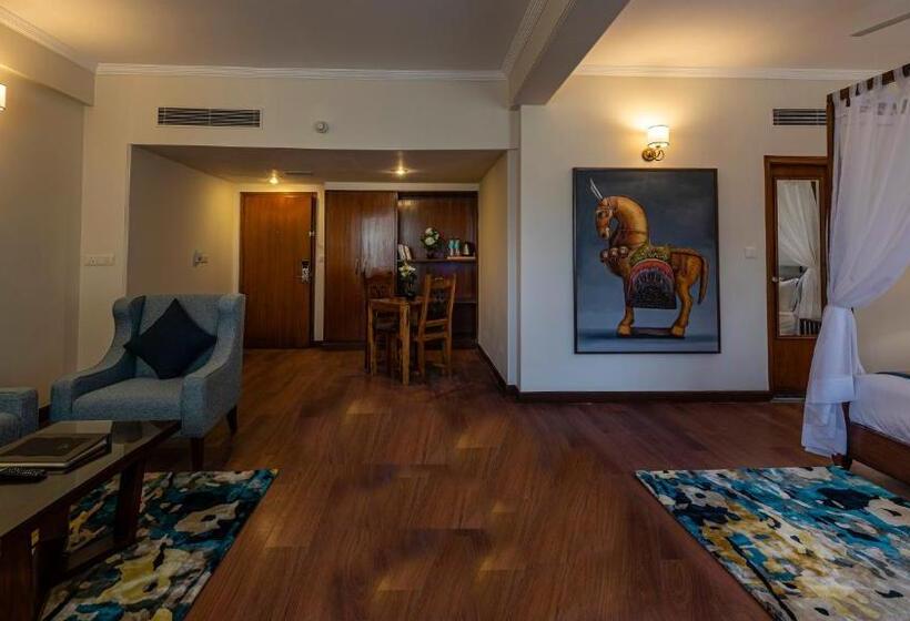 سوئیت لوکس با چشمانداز کوهستان, Larisa Shimla