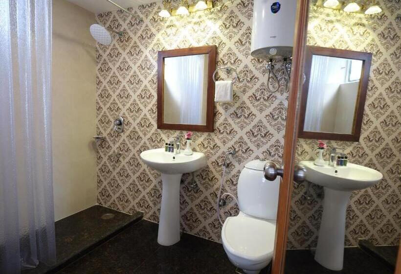 اتاق لوکس با چشمانداز, Larisa Shimla