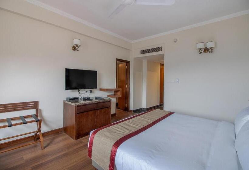 اتاق لوکس با چشمانداز, Larisa Shimla