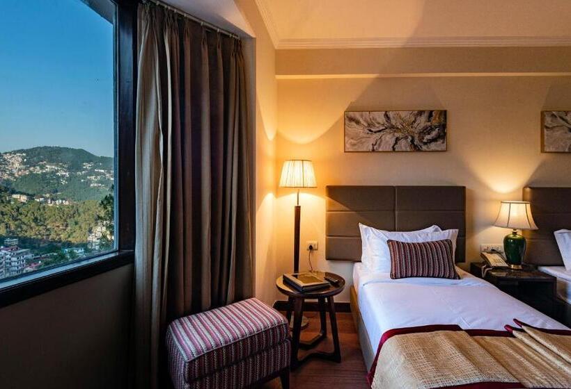 اتاق لوکس با چشمانداز, Larisa Shimla