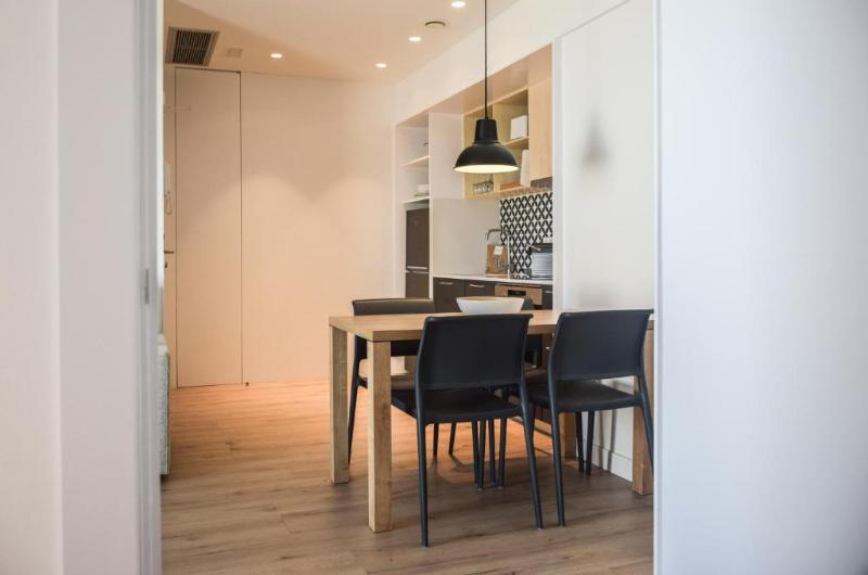 استودیوی استاندارد, Port Plaza Apartments