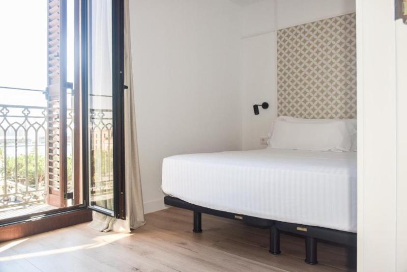 استودیوی استاندارد, Port Plaza Apartments