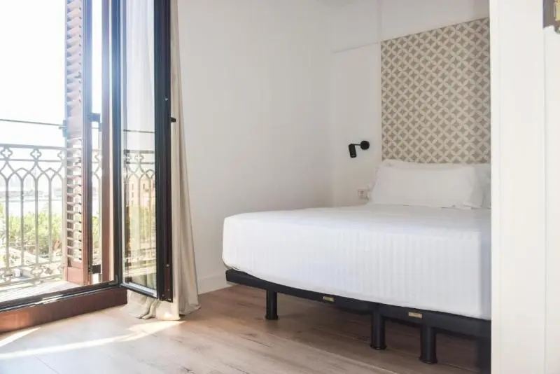 استودیوی استاندارد, Port Plaza Apartments