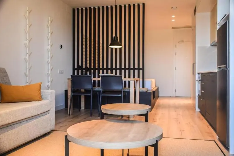 استودیوی استاندارد, Port Plaza Apartments