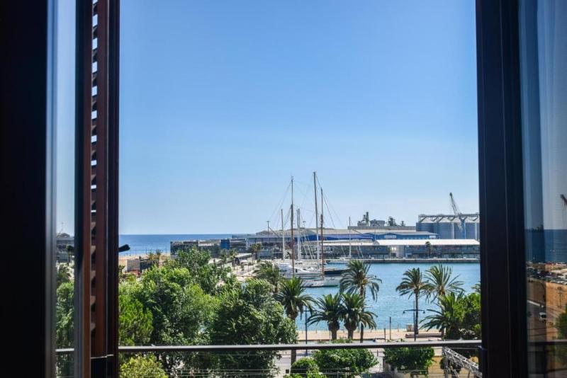 استودیوی استاندارد, Port Plaza Apartments