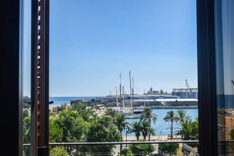 استودیوی استاندارد, Port Plaza Apartments