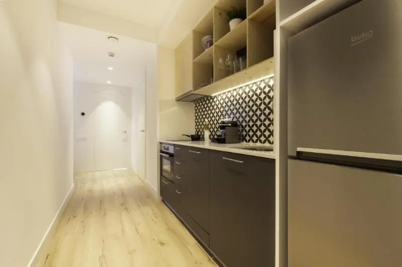 استودیوی استاندارد, Port Plaza Apartments