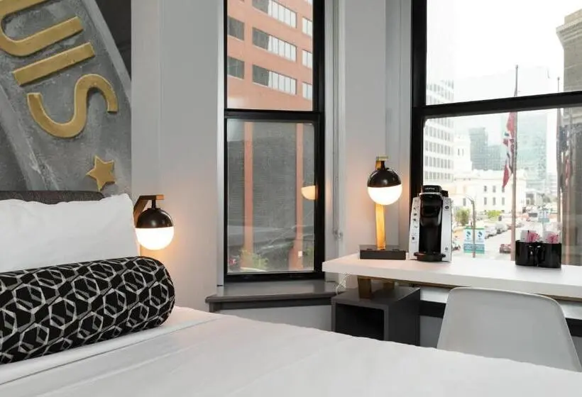 身障者適用キングサイズベッドルーム, Indigo   St. Louis   Downtown, An Ihg