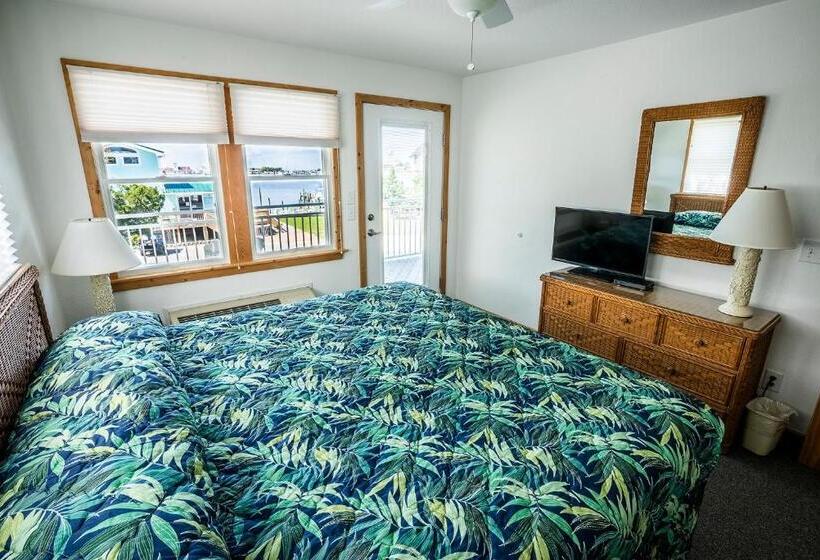 Suite with lake view, The Ocracoke Harbor Inn