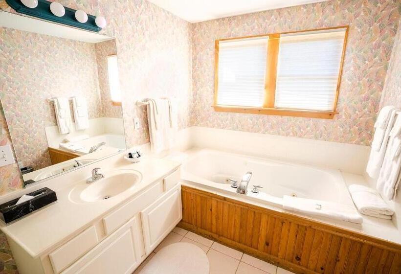 Suite with lake view, The Ocracoke Harbor Inn