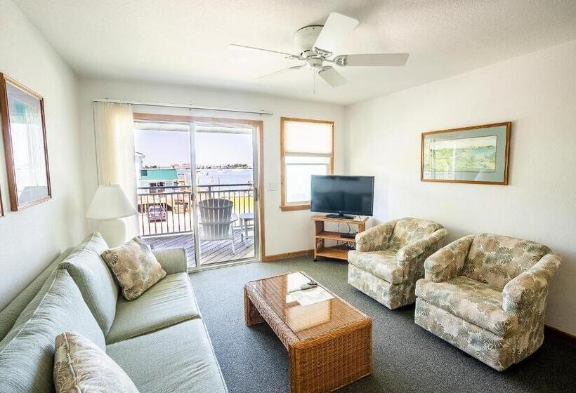 Suite with lake view, The Ocracoke Harbor Inn