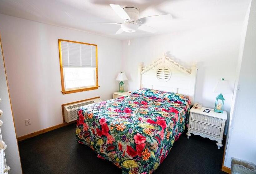 Suite with lake view, The Ocracoke Harbor Inn
