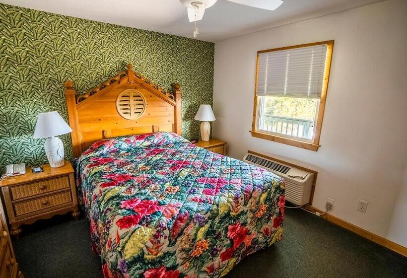 Suite with lake view, The Ocracoke Harbor Inn