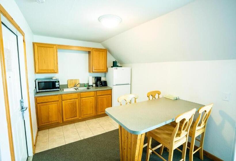 Standard studio with lake view, The Ocracoke Harbor Inn