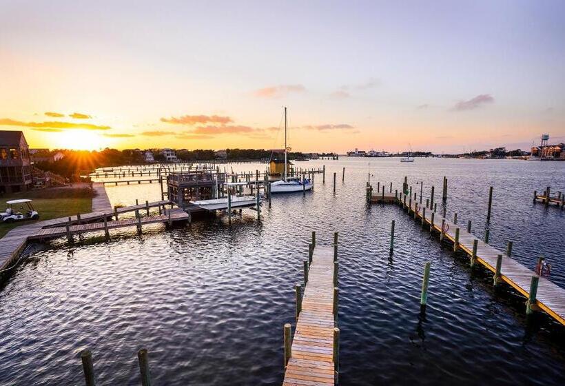 Standard studio with lake view, The Ocracoke Harbor Inn