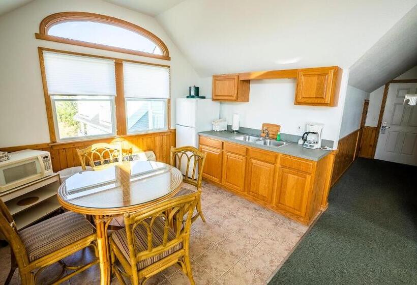 Suite with lake view, The Ocracoke Harbor Inn