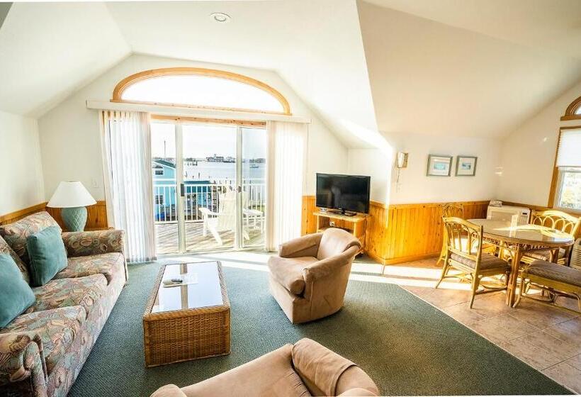 Suite with lake view, The Ocracoke Harbor Inn