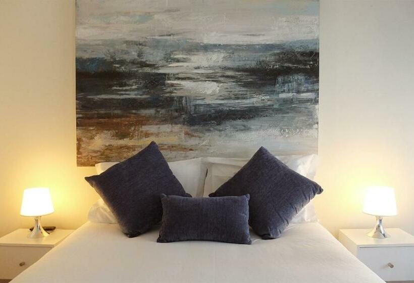 غرفة عائلية, Family House