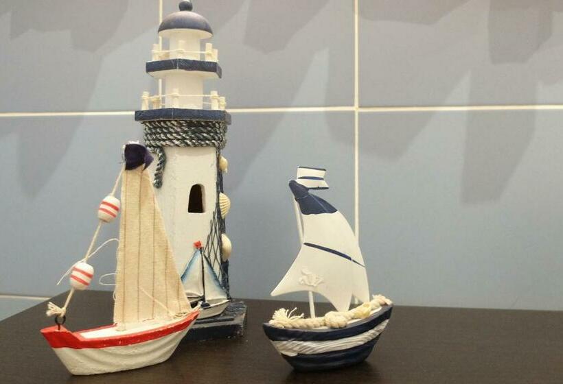 غرفة عائلية, Family House