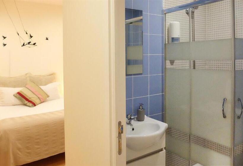 غرفة قياسية ثلاثية, Family House