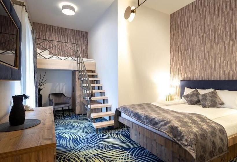 غرفة عائلية, Art